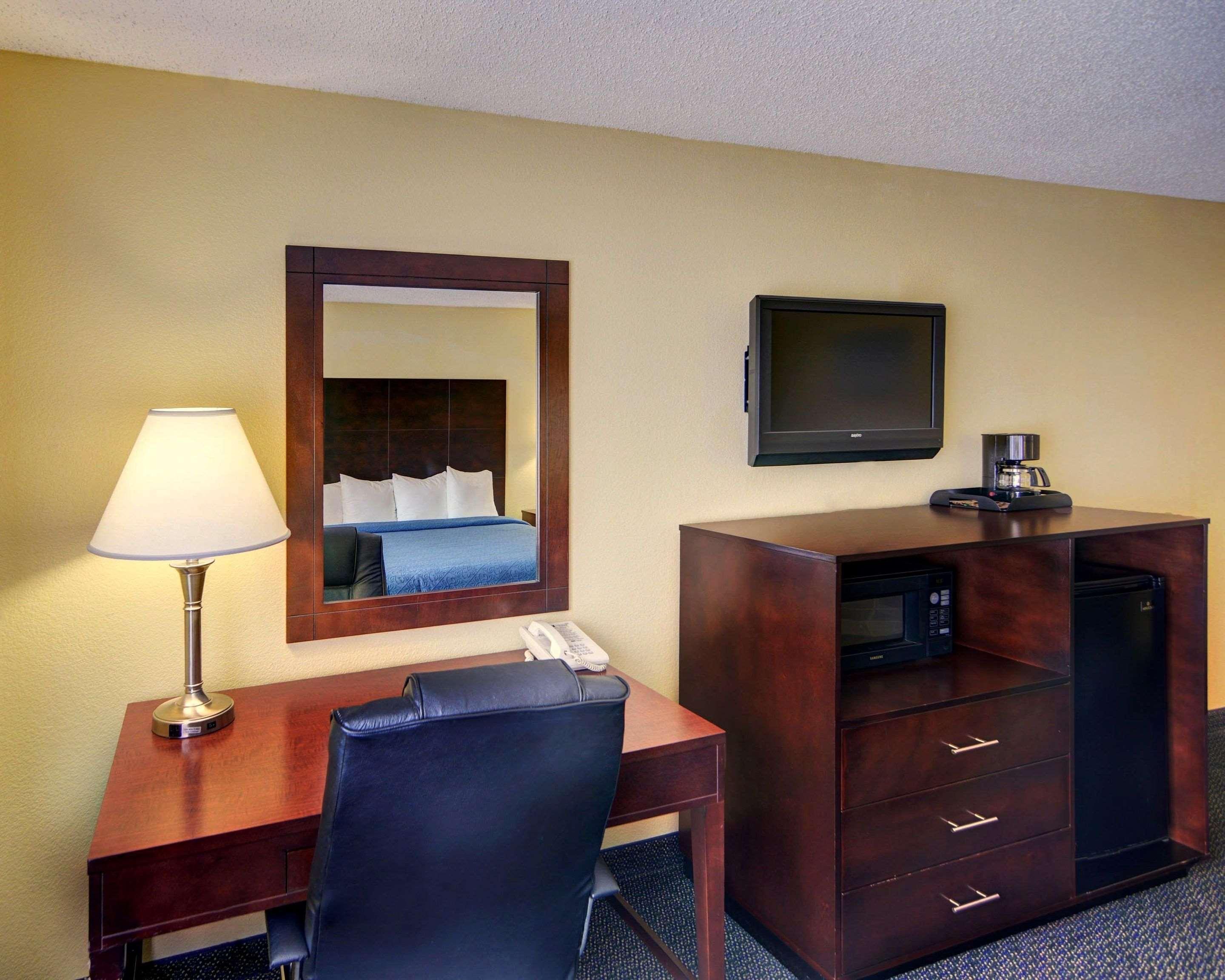 Quality Inn & Suites Grand Prairie Exterior photo